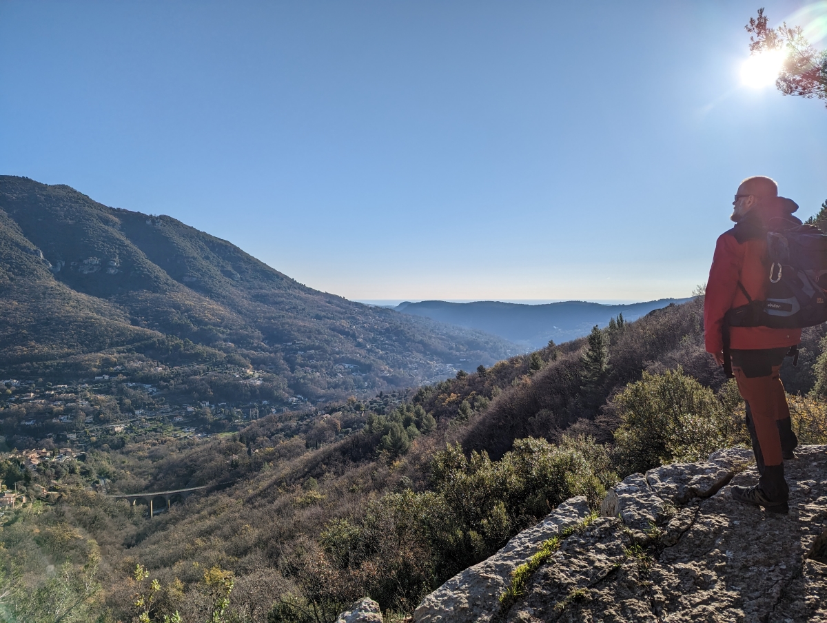 Jan auf dem Wanderweg Chemin du Paradis von Le-Bar-sur-Loup nach Gourdon