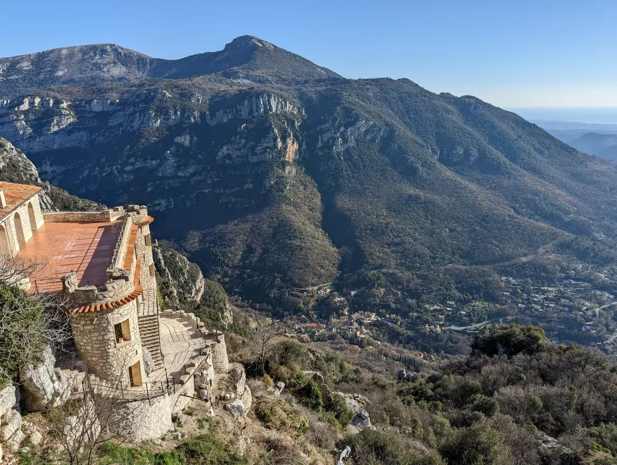 Ausblick von Gourdon auf die Gorges du Loup, die umliegenden Berge und das Mittelmeer im Hintergrund