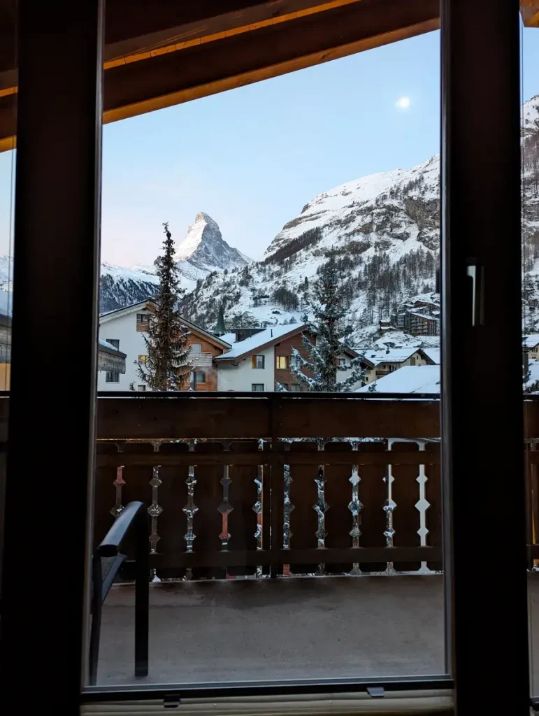 Blick aus dem Hotelfenster in Zermatt auf das verschneite Matterhorn