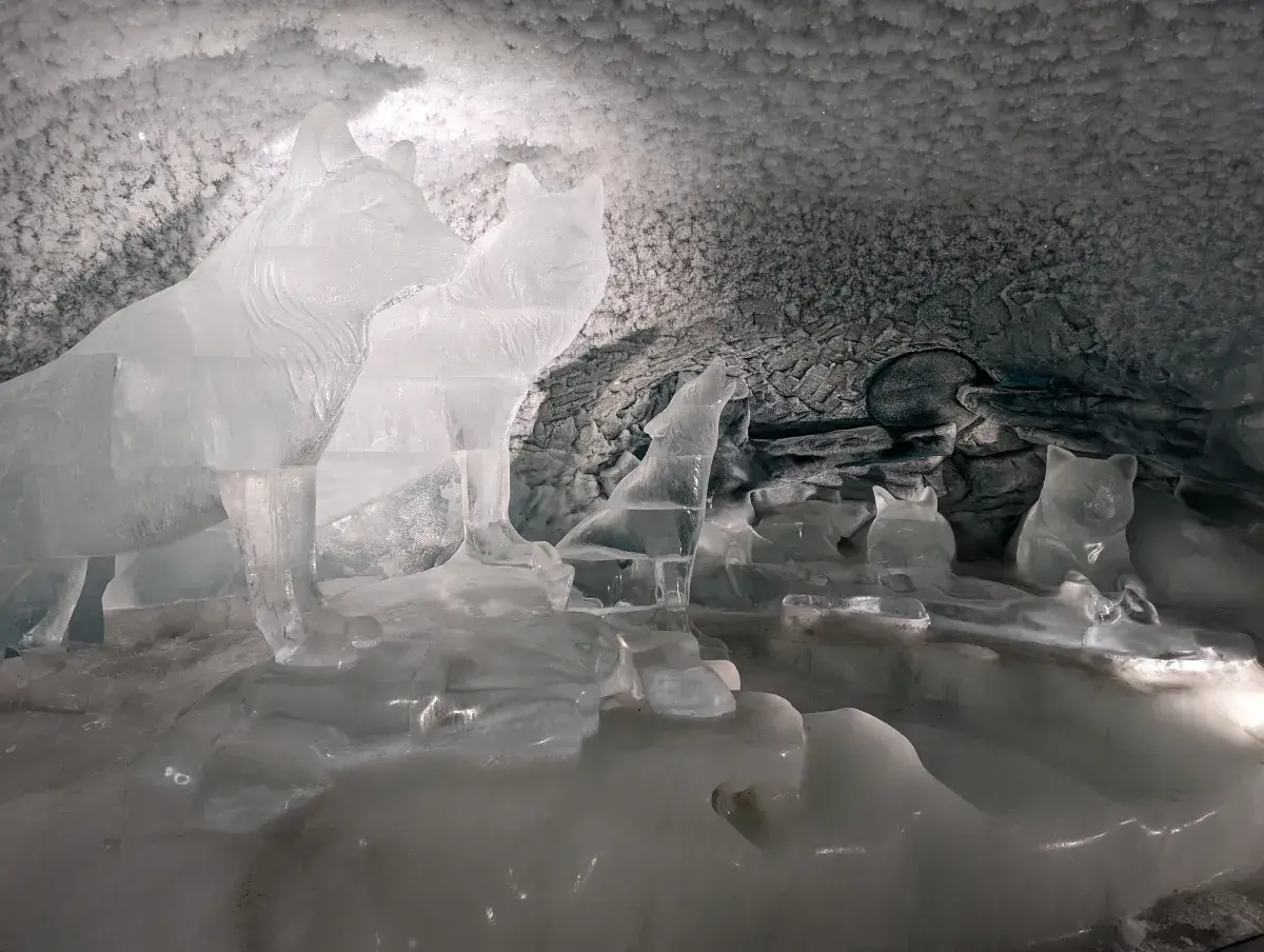 Eisskulpturen im Eispalast auf dem Matterhorn Glacier Paradise