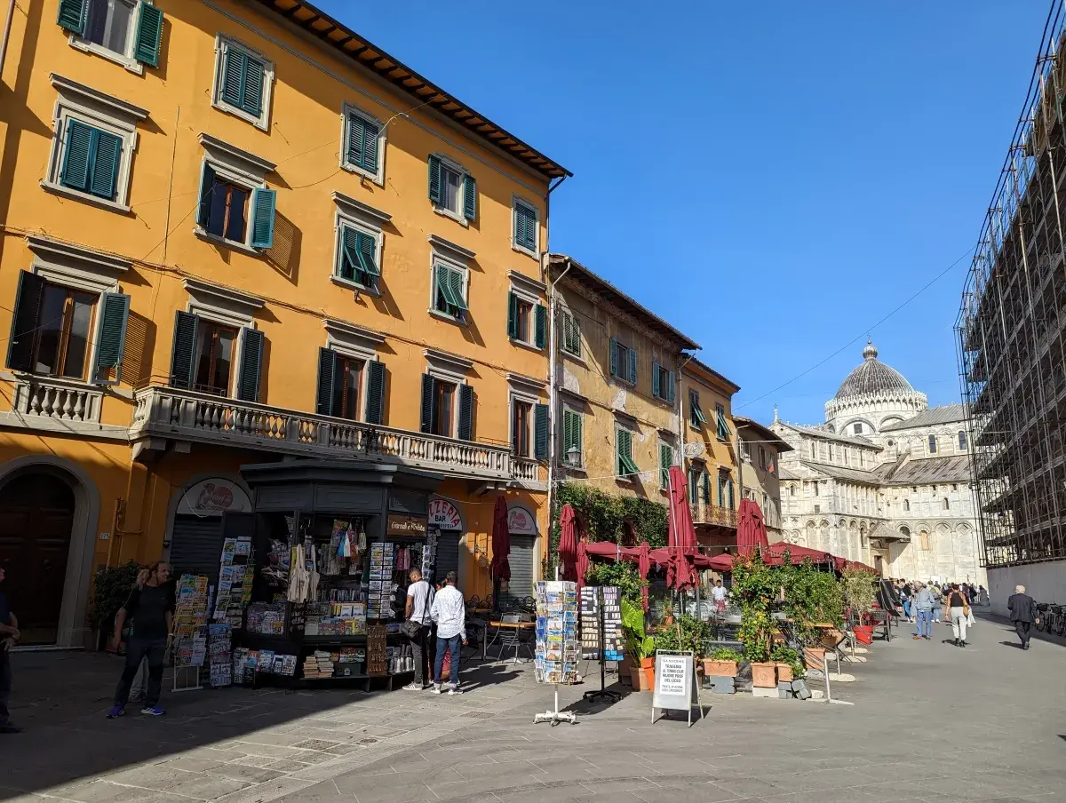 Gasse in der Pisa Altstadt in Richtung Schiefer Turm und Dom