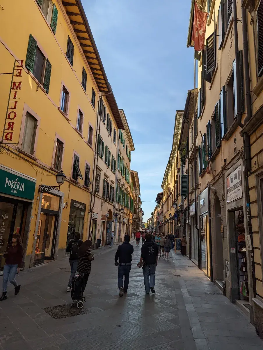 Linda und Jan bummeln auf einer Gasse in der Pisa Altstadt