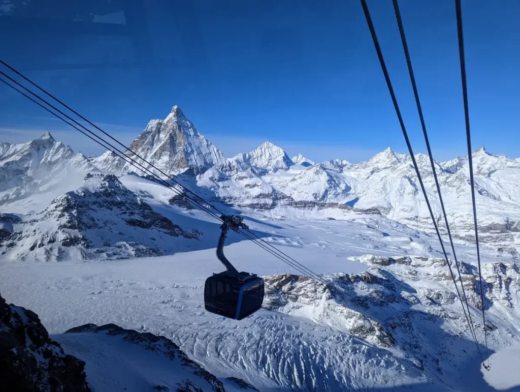 Blick aus der Gondel auf der Fahrt zum Klein Matterhorn