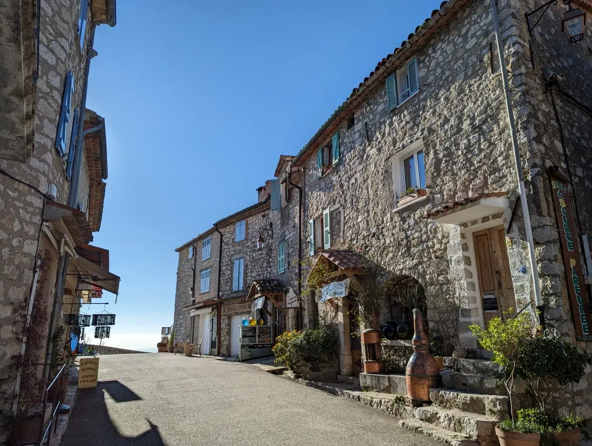 Hauptgasse in Gourdon, einem der schönsten Dörfer Frankreichs, hoch über der Gorges du Loup
