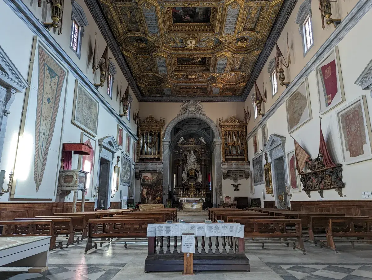 Innenraum der Kirche Santo Stefano auf der auf der Piazza dei Cavalieri in der Pisa Altstadt