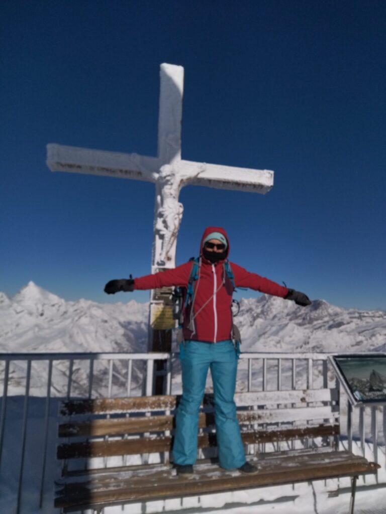 Linda mit buntem Wanderoutfit gut sichtbar im Schnee vor dem matterhorn