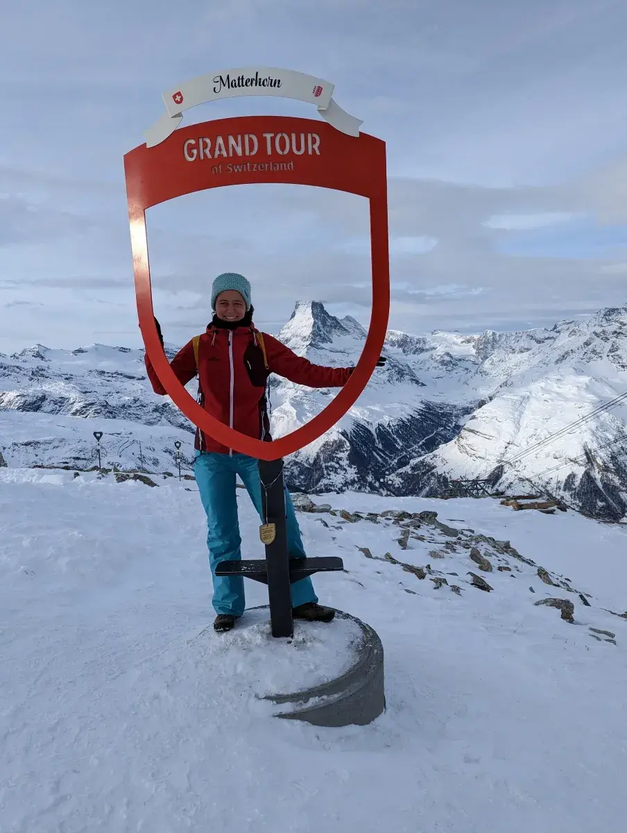 Linda vor dem Grand Tour of Switzerland Fotospot auf dem Rothorn