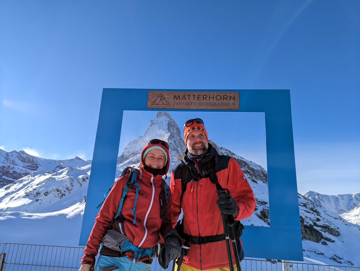 Linda und Jan vor dem Matterhorn Fotospot an der Schwarzsee Bergbahn