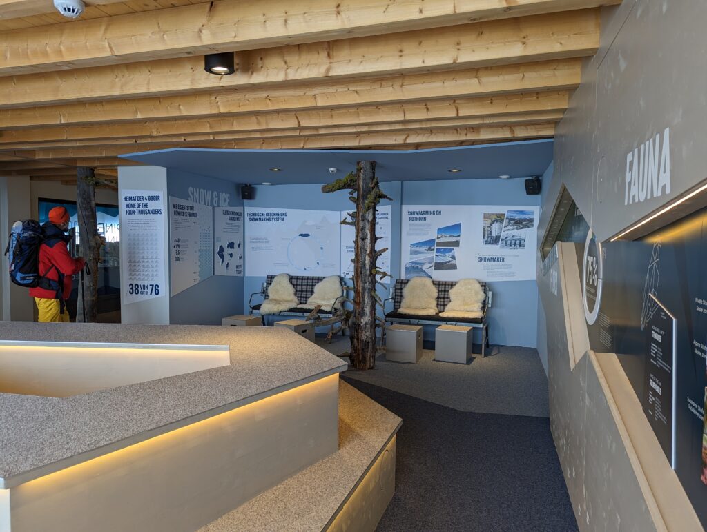 Alpine Lounge Ausstellung an der Bergstation Blauherd oberhalb von Zermatt