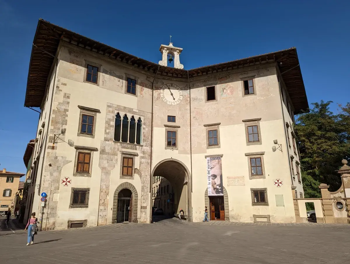 Palazzo dell’Orologio auf der Piazza dei Cavalieri in der Pisa Altstadt