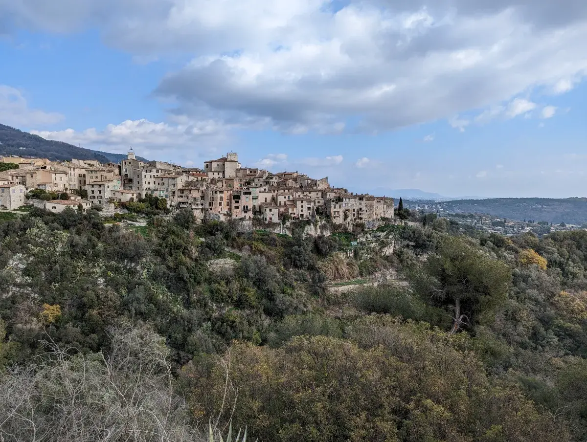 Tourrettes-sur-Loup von weitem, wie es auf dem Felsen thront