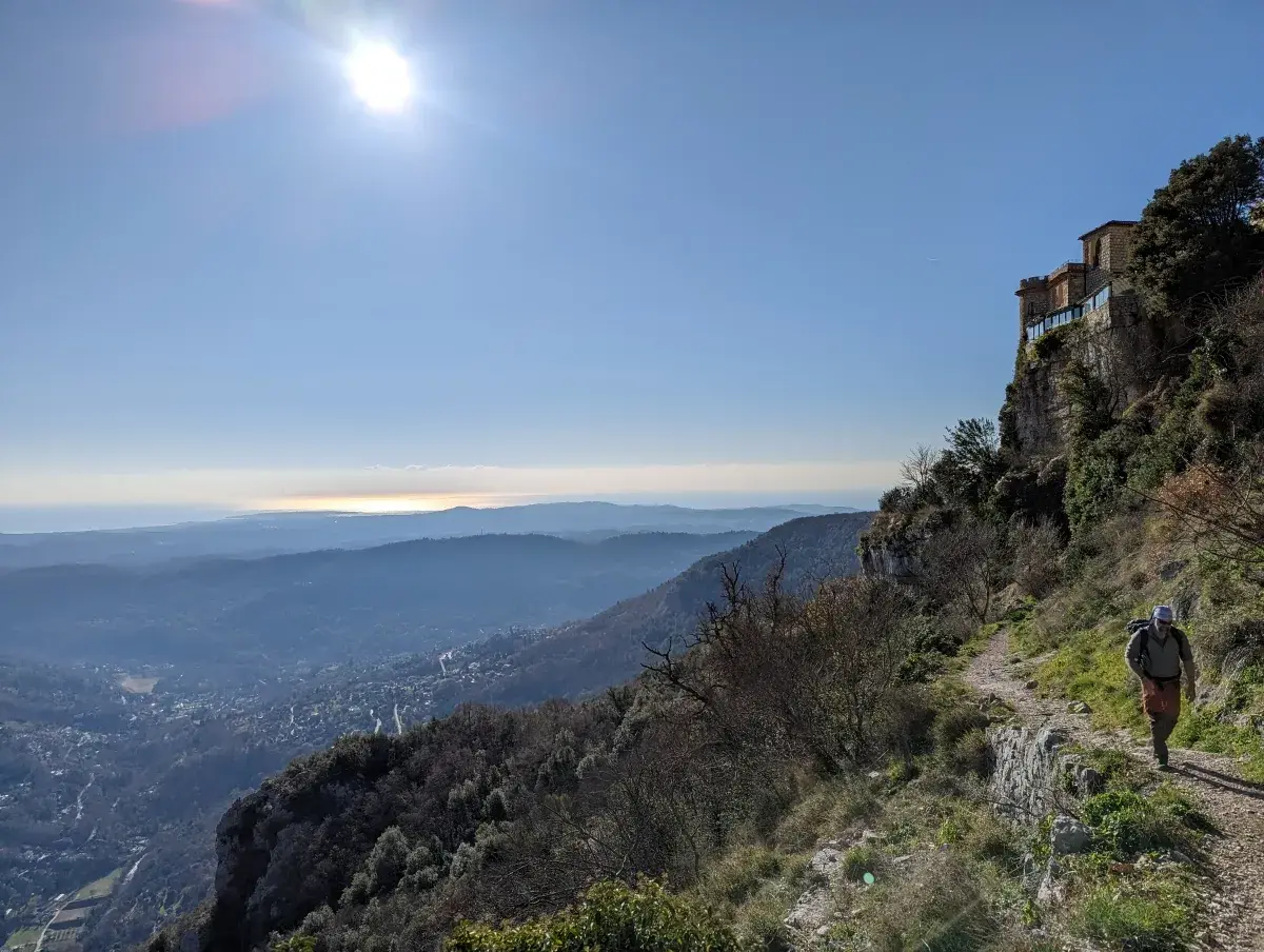 Jan auf dem Wanderweg unterhalb des Bergdorfes Gourdon mit Blick bis zum Mittelmeer