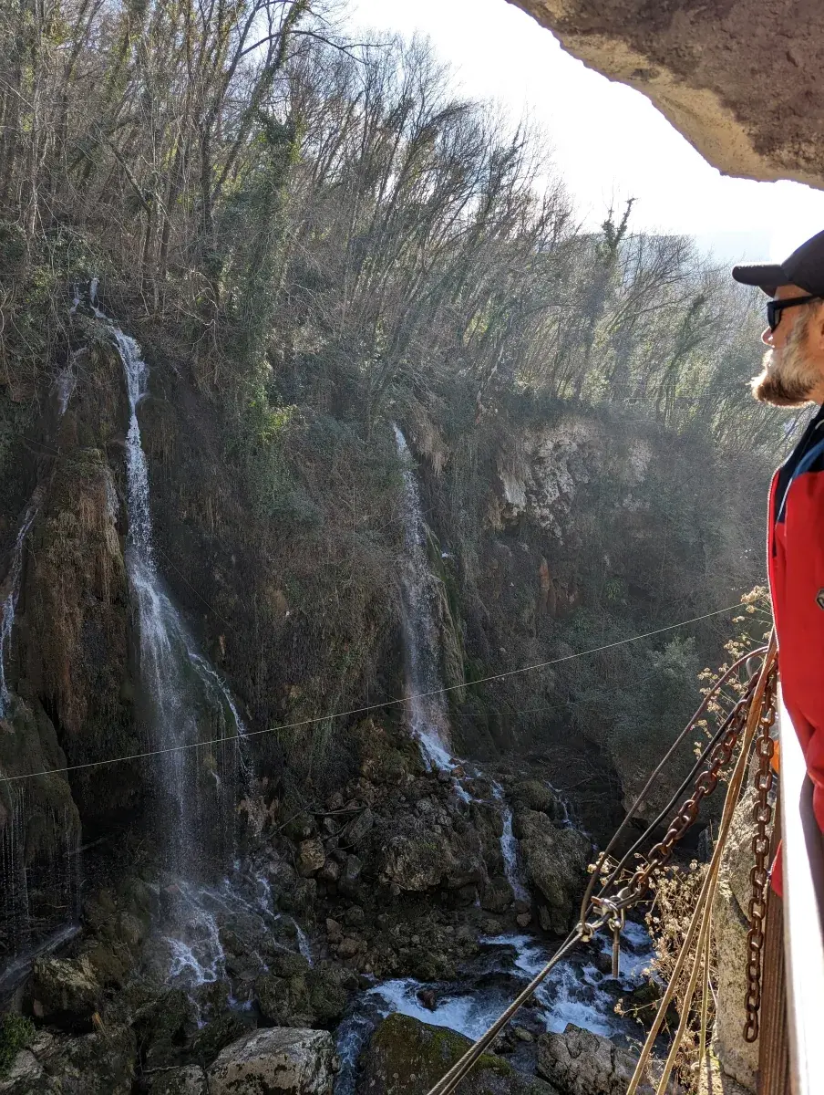 Jan blickt auf die Wasserfälle Cascades du Saut du Loup