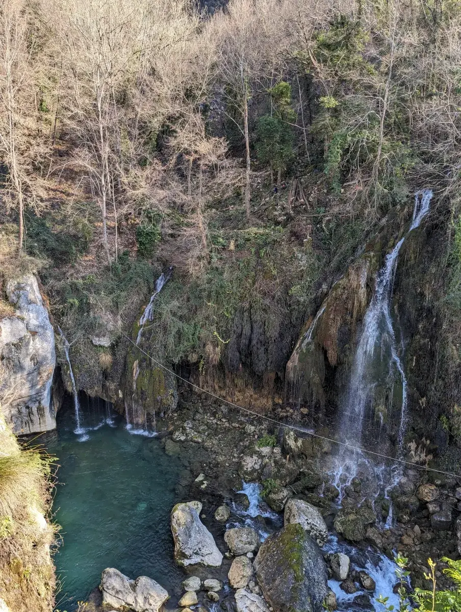 Die Wasserfälle Cascades du Saut du Loup fallen von einem Felsen in ein kleines Wasserbecken