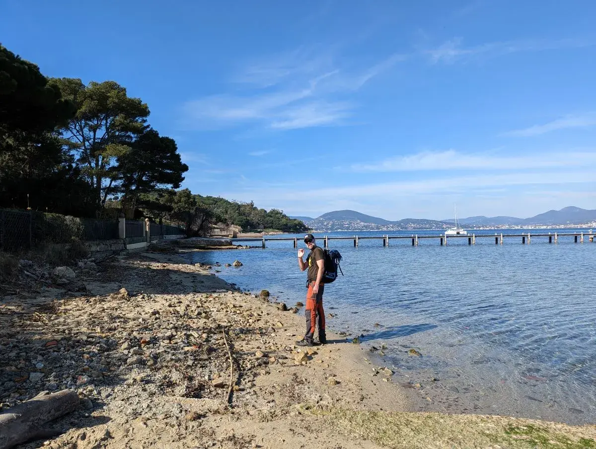 Jan am Strand auf dem Sentier du Littoral von St. Tropez