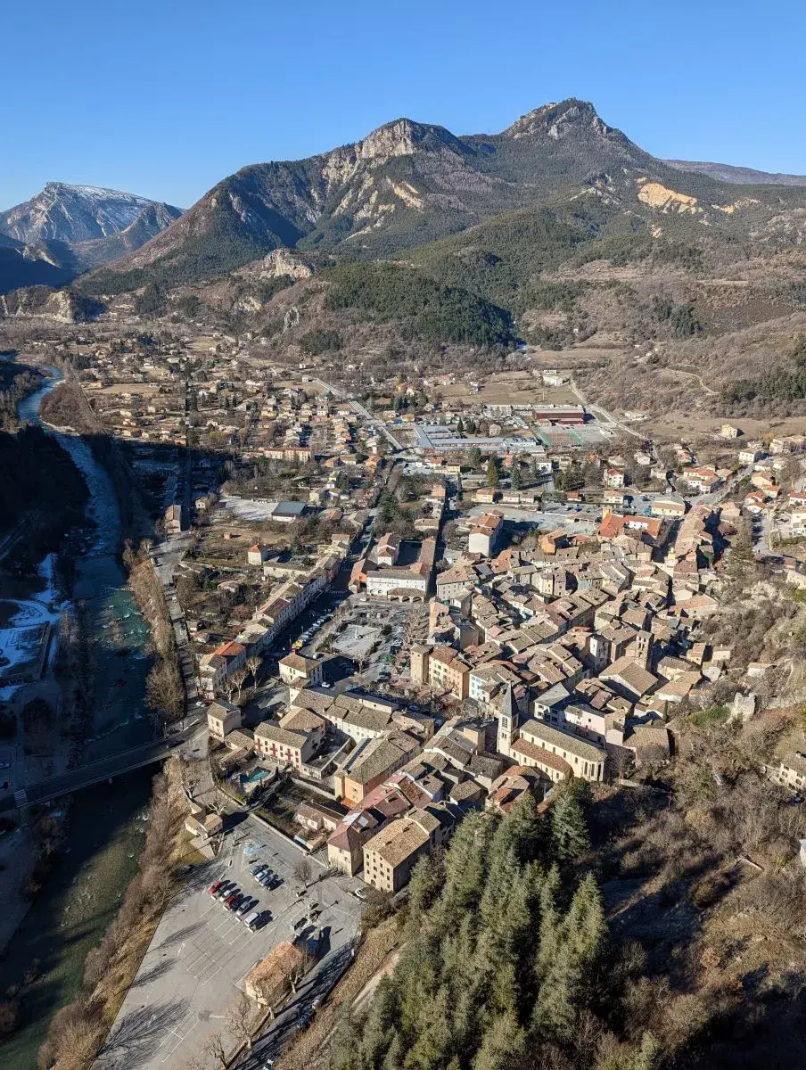 Ausblick von der Kapelle Notre Dame du Roc auf Castellane, eine Stadt auf der Route Napoleon