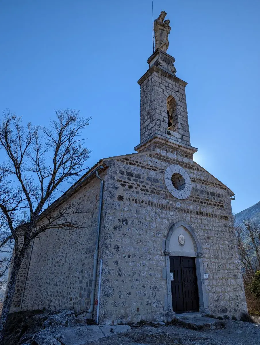 Die Kapelle Notre Dame du Roc oberhalb von Castellane