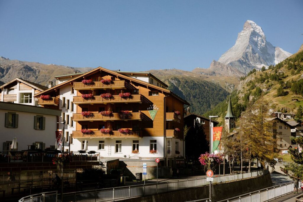 Alpine Hotel Perren vor dem Matterhorn in Zermatt im Sommer