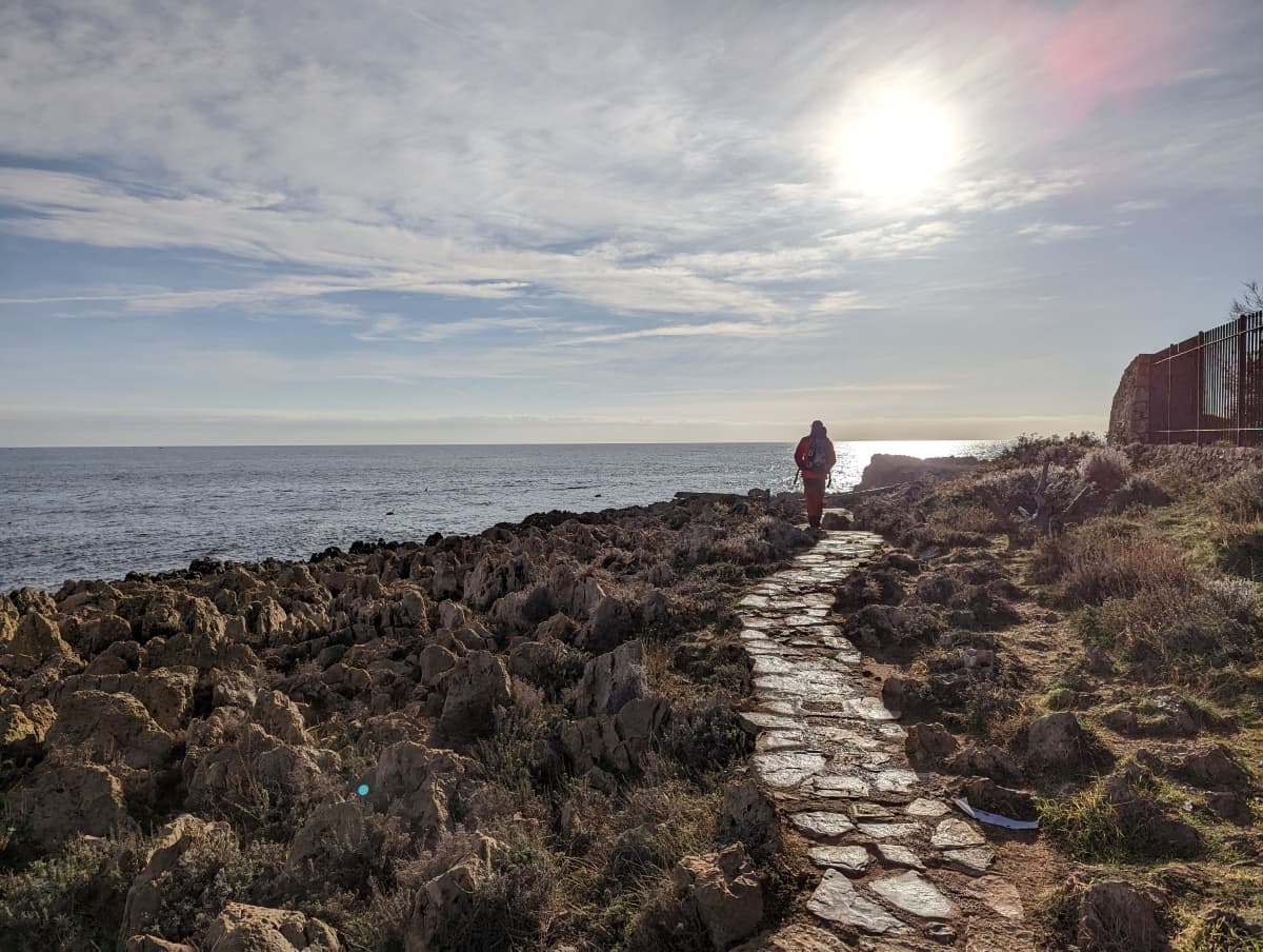 Linda beim Wandern an der Cote d'Azur im Winter. Zum Geld sparen, nach Konsultierung mit dem Urlaubskosten Rechner