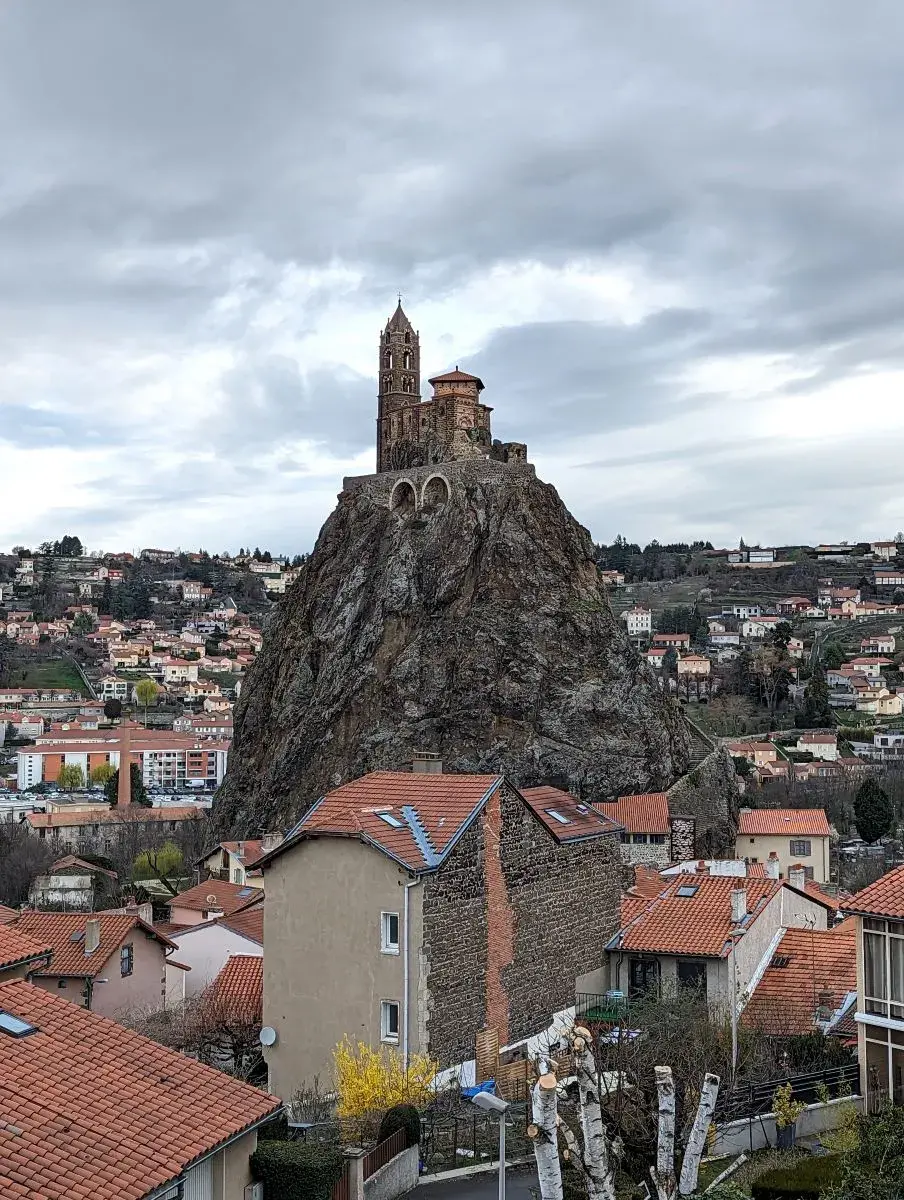 Aiguilhe-Felsen und die Kapelle Saint-Michel, eine der Le Puy en Velay Sehenswürdigkeiten