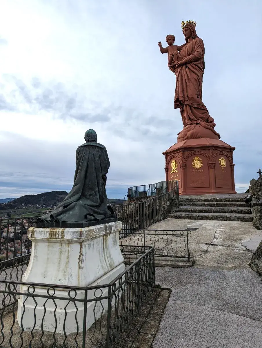 Corneille-Felsen und die Statue Notre-Dame de France