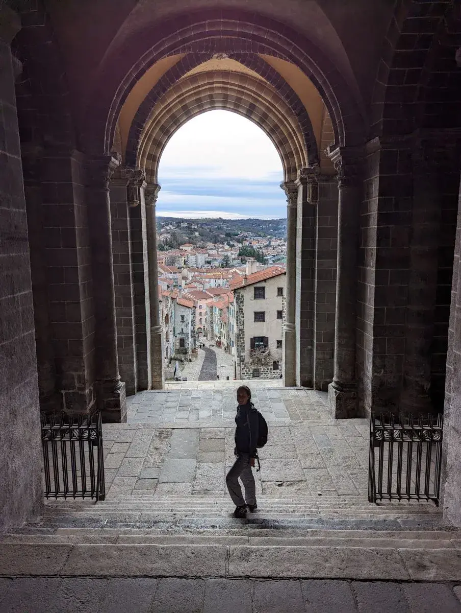 Linda im Eingang zur Kathedrale Notre Dame du Puy