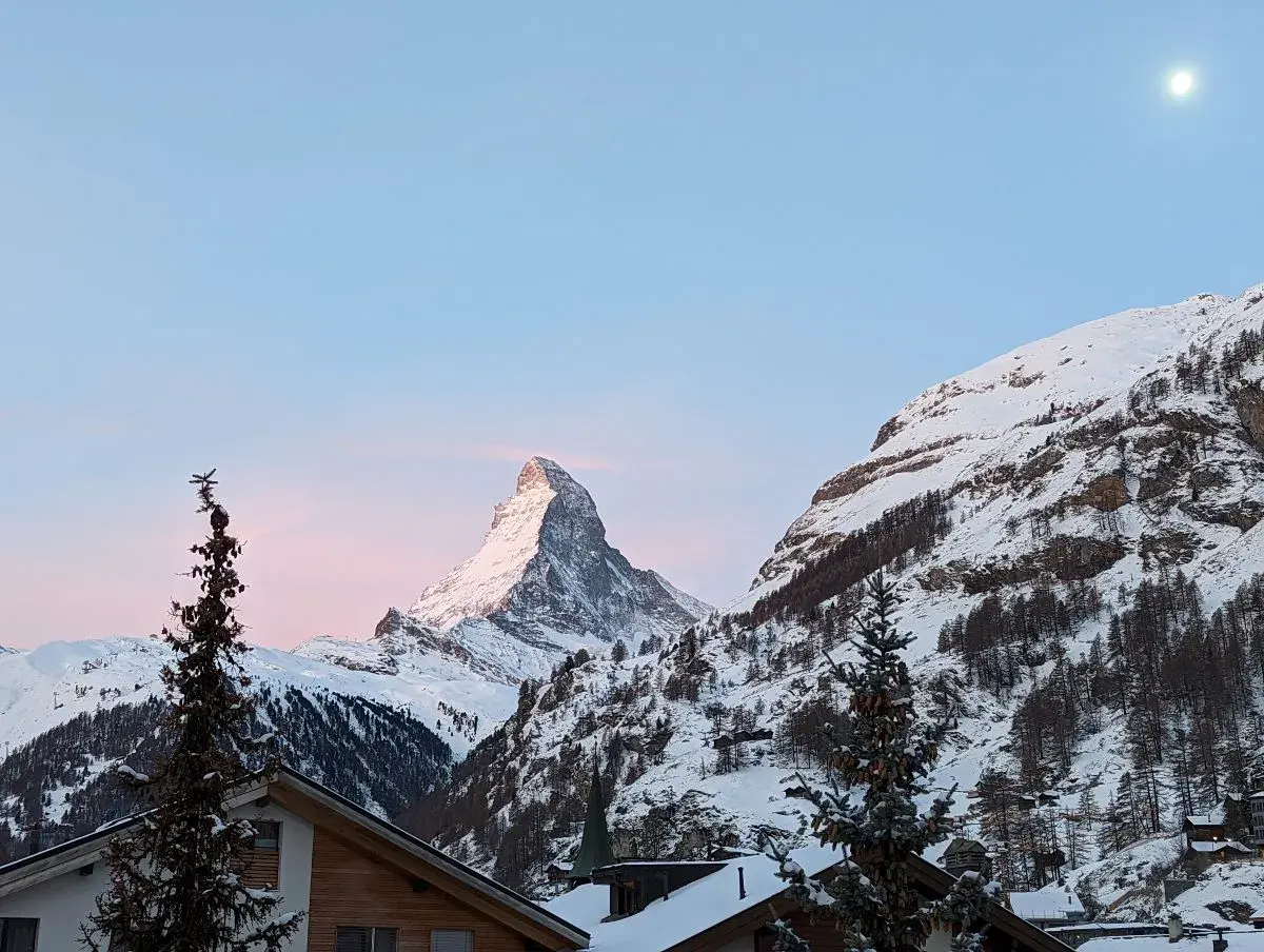 Matterhorn und das Dorf Zermatt, eine der größten Sehenswürdigkeiten des Wallis