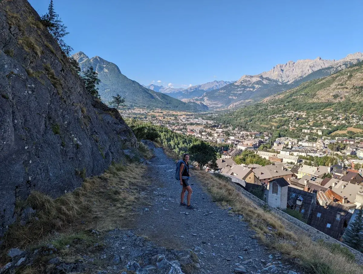 Linda auf dem Wanderweg, Chemin de Ronde Superieur, oberhalb der Briancon Altstadt