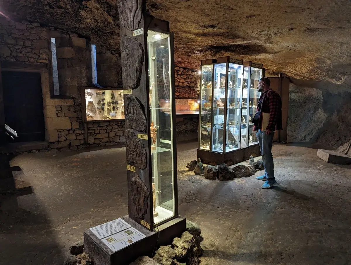 Linda im Ausstellungsraum in der Maison Forte de Reignac