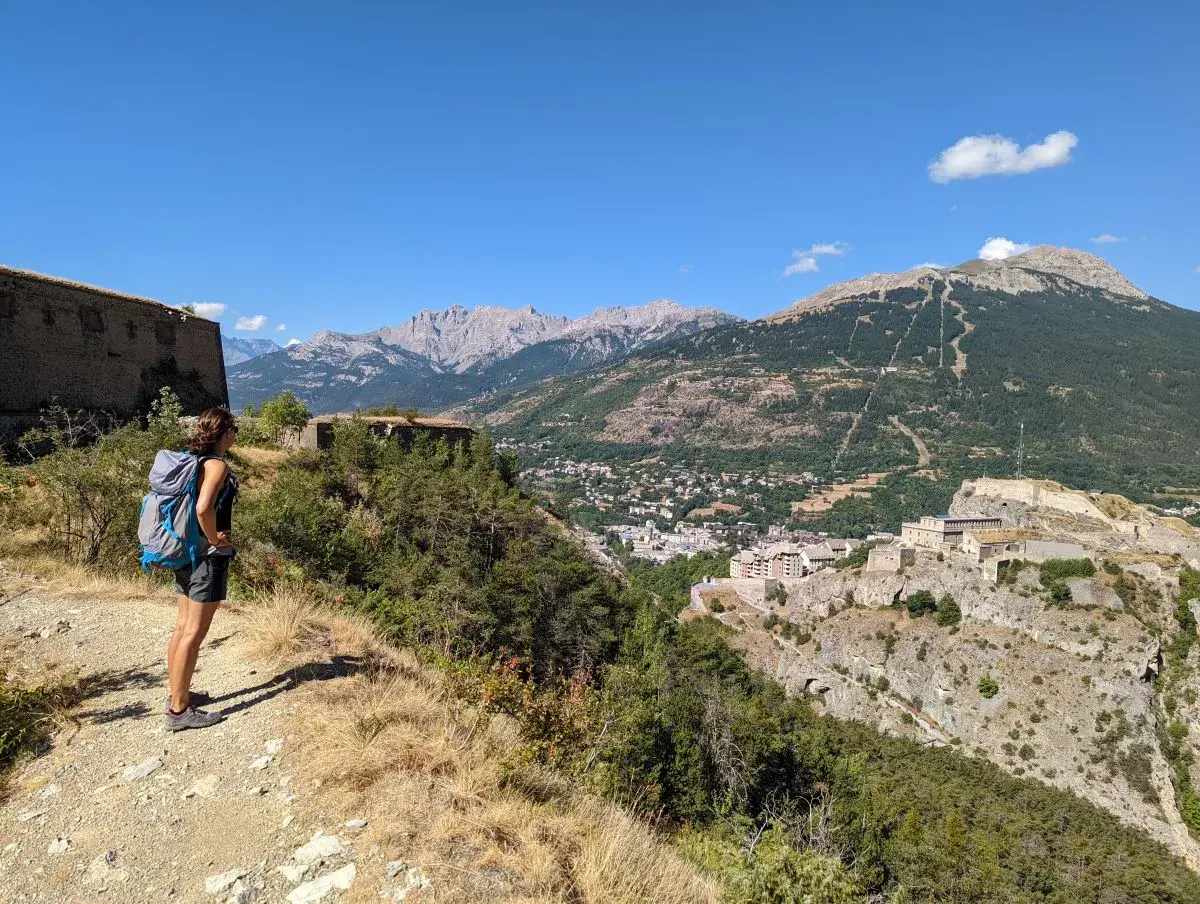 Linda genießt den Blick auf das Fort du Chateau, einem Teil der Briancon Festungen