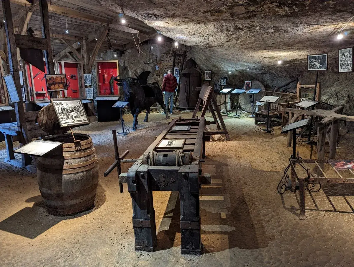 Linda studiert die Ausstellung der Foltergeräte in der Maison Forte de Reignac