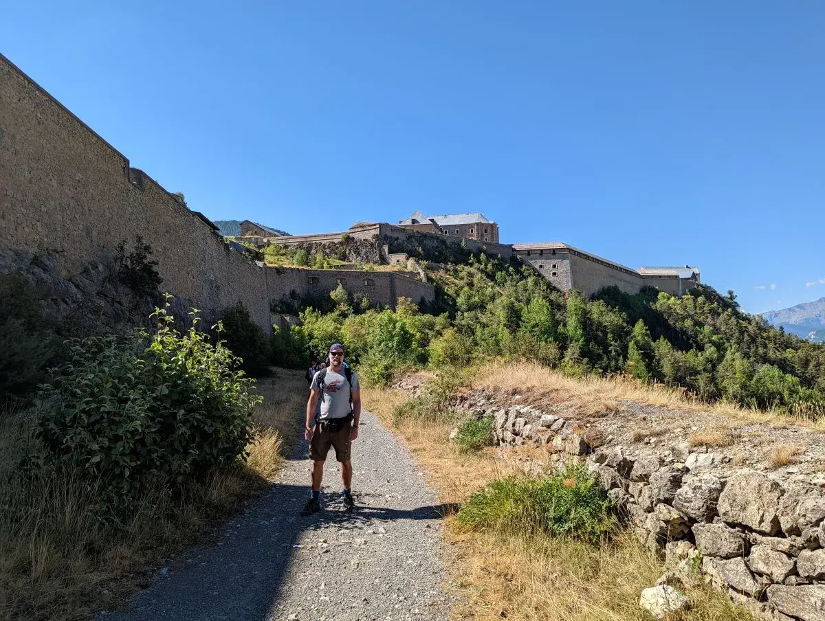 Jan auf dem Wanderweg vor dem Fort des Trois Tetes, oberhalb der Festungsstadt Briancon