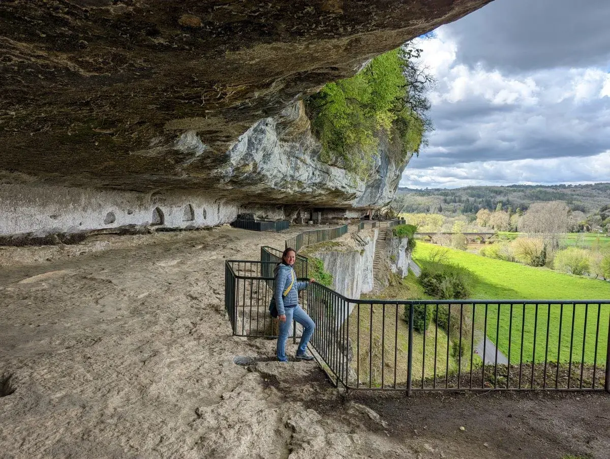 Linda auf der Terrasse von La Roque Saint-Christoph im Vezere Tal