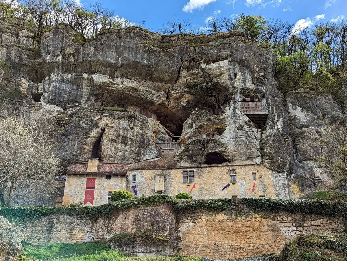 La Maison Forte de Reignac im Vallee de la Vezere von außen
