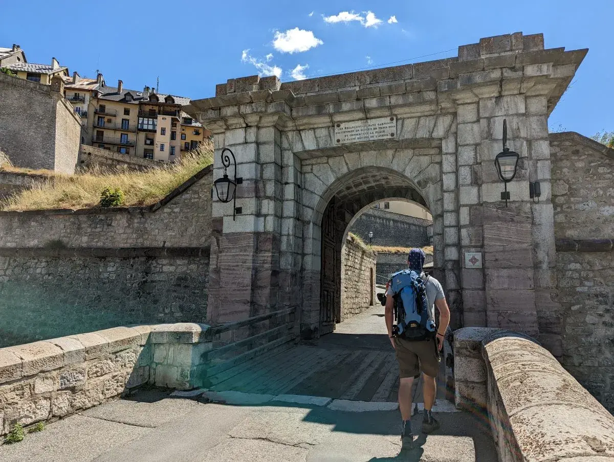 Jan vor der Porte d Embrun, westliches Eingangstor in die Festungsstadt Briancon