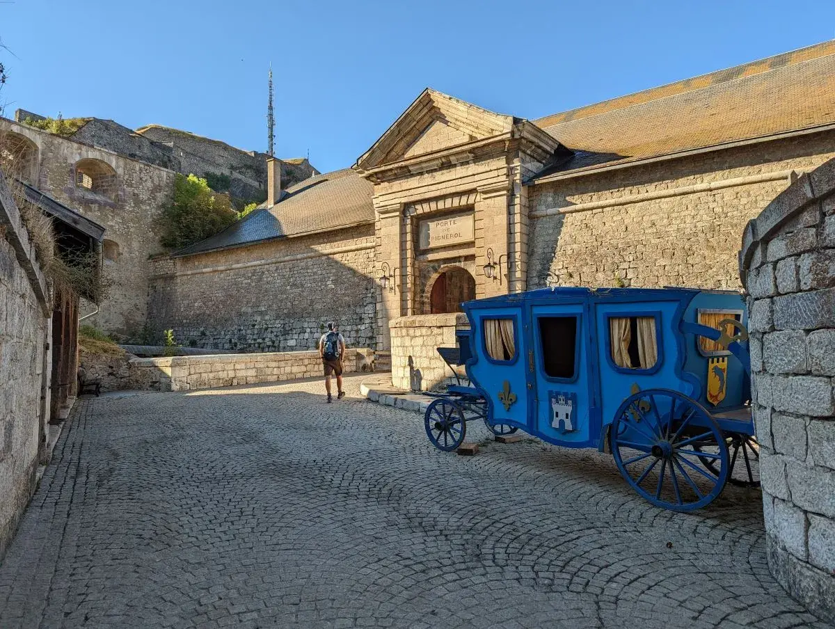 Jan vor der Porte de Pignerol, Eingangstor zur Cite Vauban in Briancon