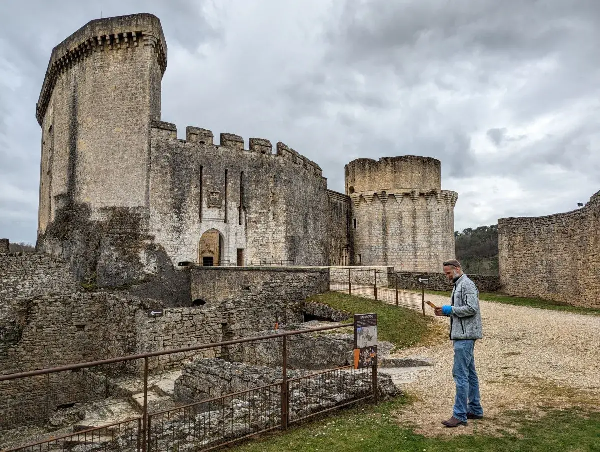 Jan auf Erkundungstour durch das Schloss von Bonaguil in Lot et Garonne