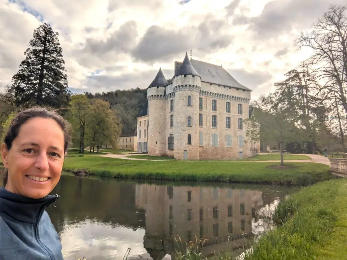 Linda vor dem Schloss und im Garten von Campagne im Vezere Tal