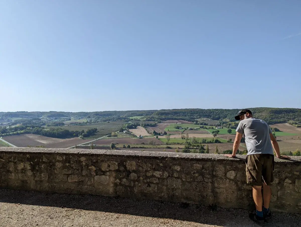 Jan auf der Aussichtsplattform von Tournon-d'Agenais