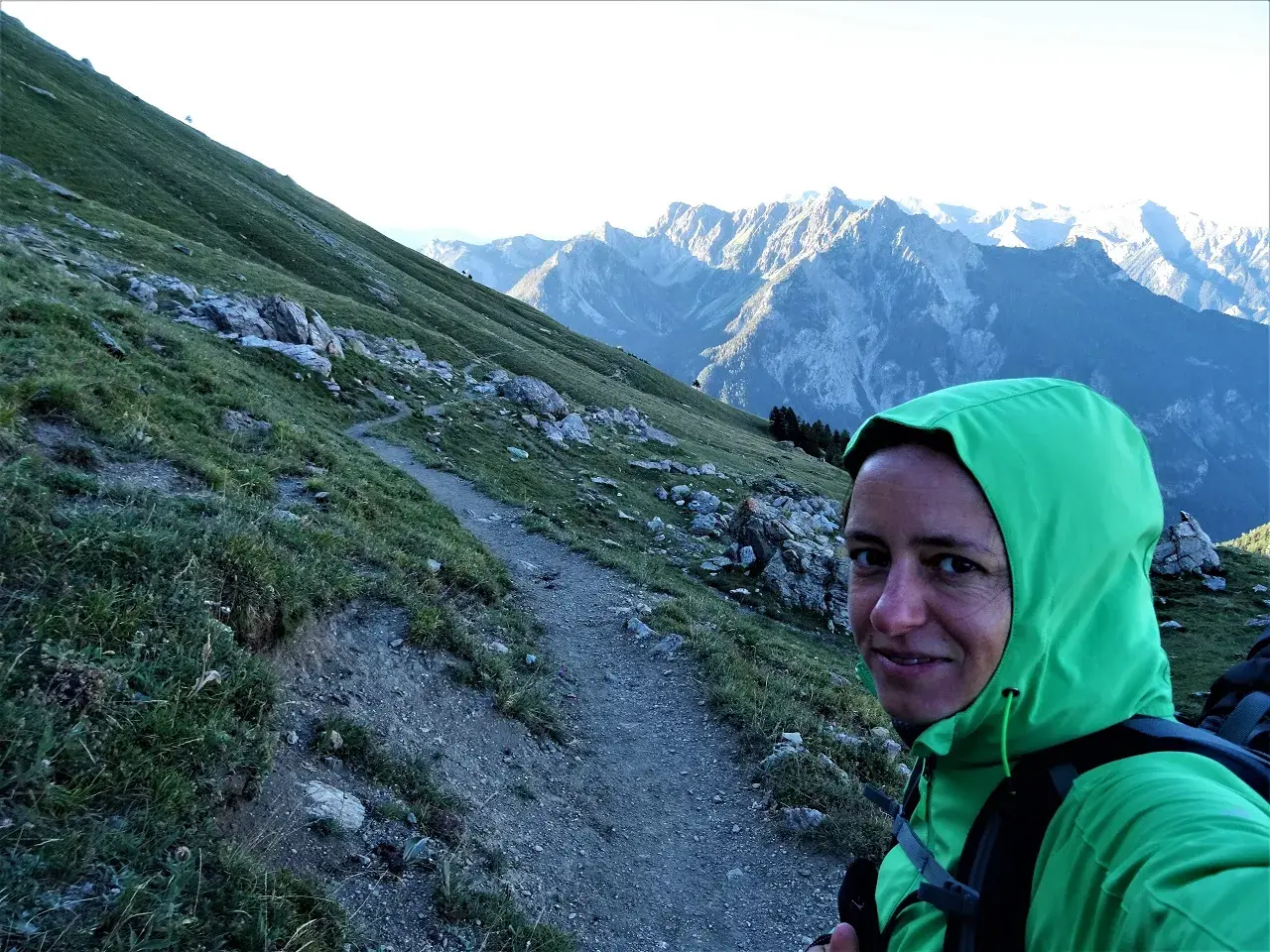 Linda beim Wandern im Ecrins Nationalpark, oberhalb der Briancon Festung