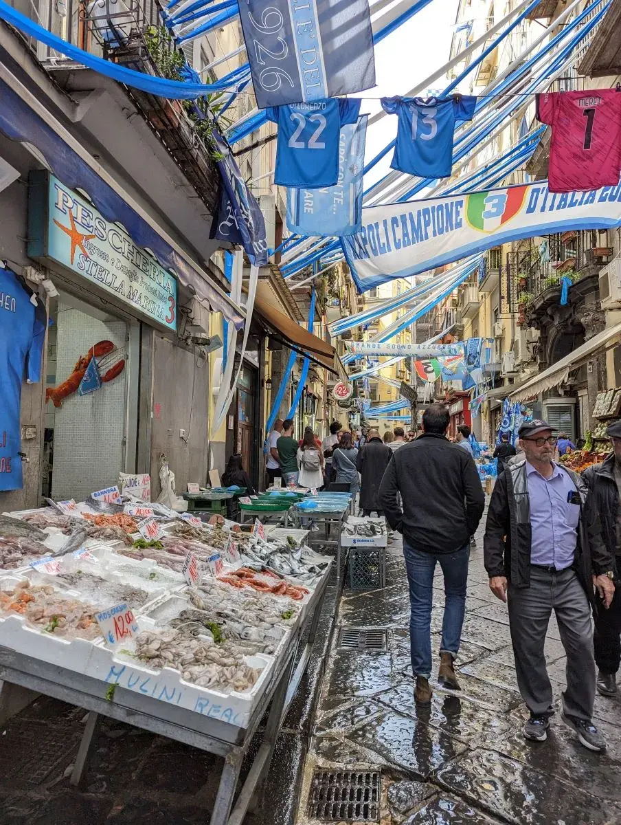 Linda auf den überfüllten Strassen im spanischen Viertel, dem Quartieri Spagnoli in der Neapel Altstadt