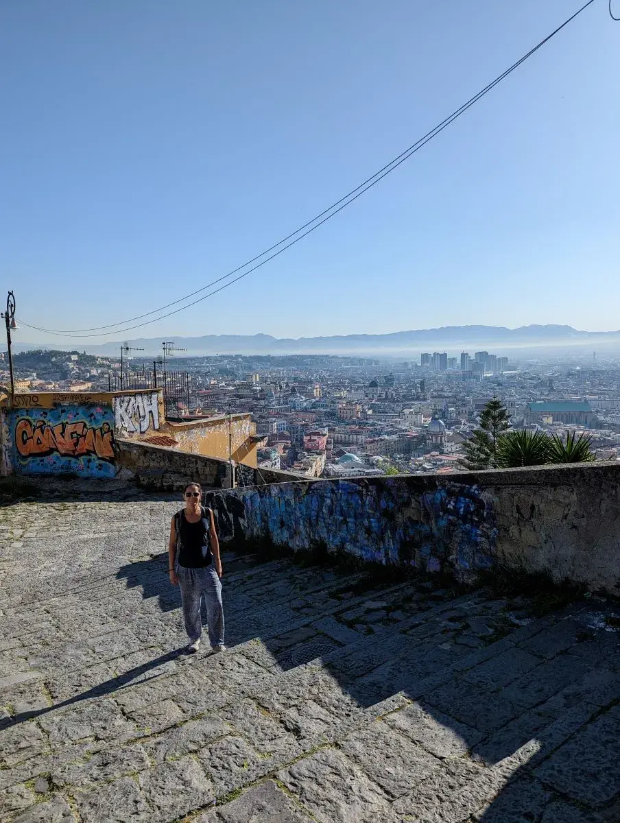 Linda auf den vielen Treppenstufen, dem Aufstieg zum Castel Sant' Elmo