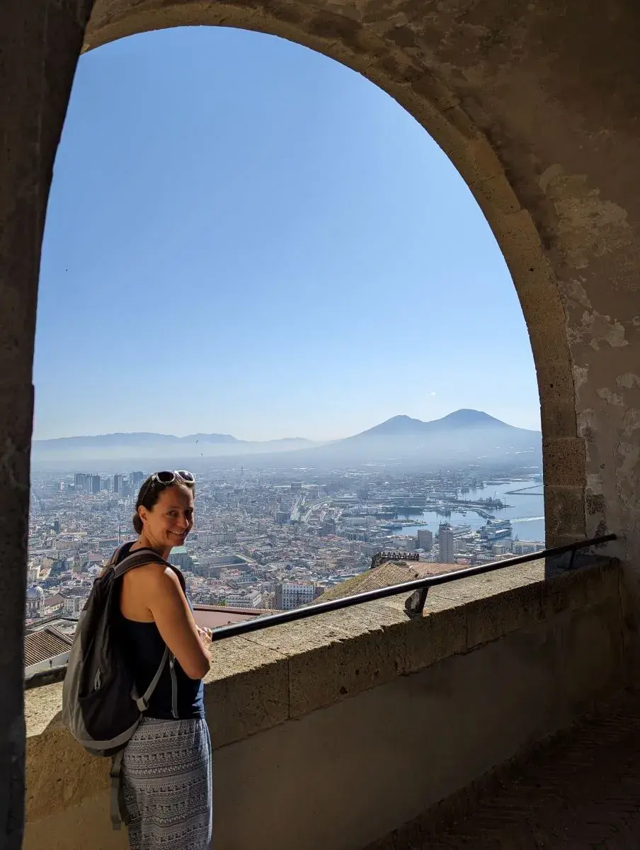Linda geniesst den Ausblick über Neapels Altstadt vom Castel Sant Elmo