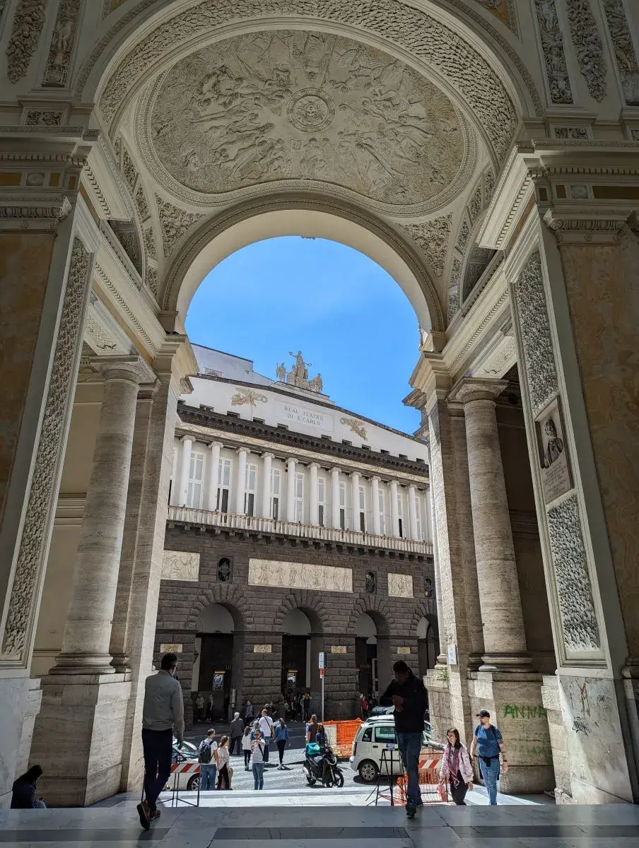Blick von der Galleria Umberto I auf das Teatro San Carlo