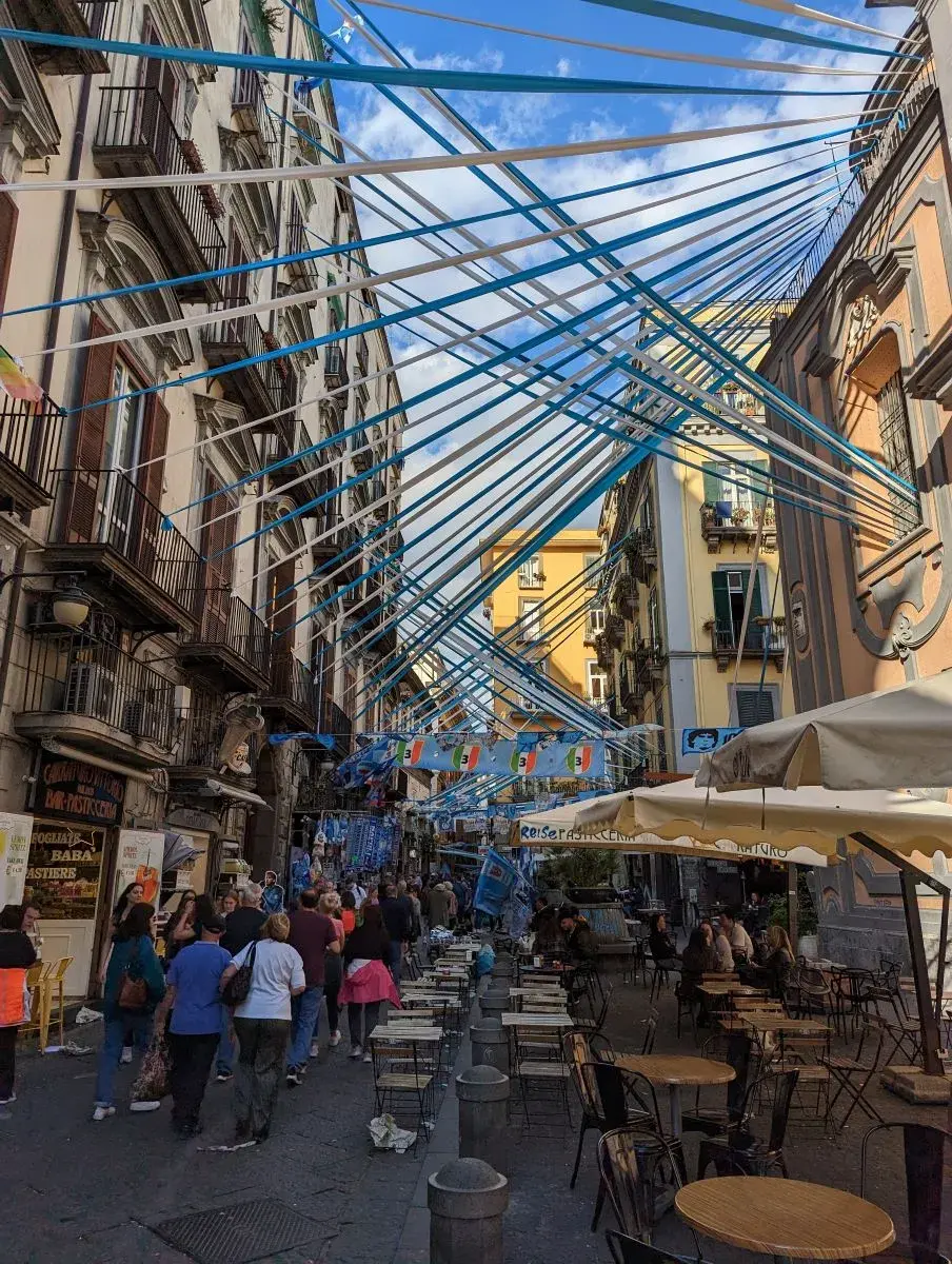 Linda auf einer menschenüberfüllten Gasse innerhalb der Neapel Altstadt