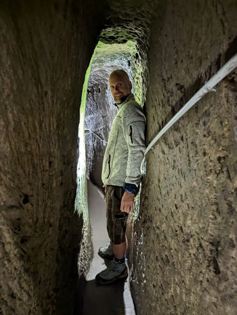Jan in einem schmalen Gang in Napoli Sotterranea, unterhalb der Neapel Altstadt