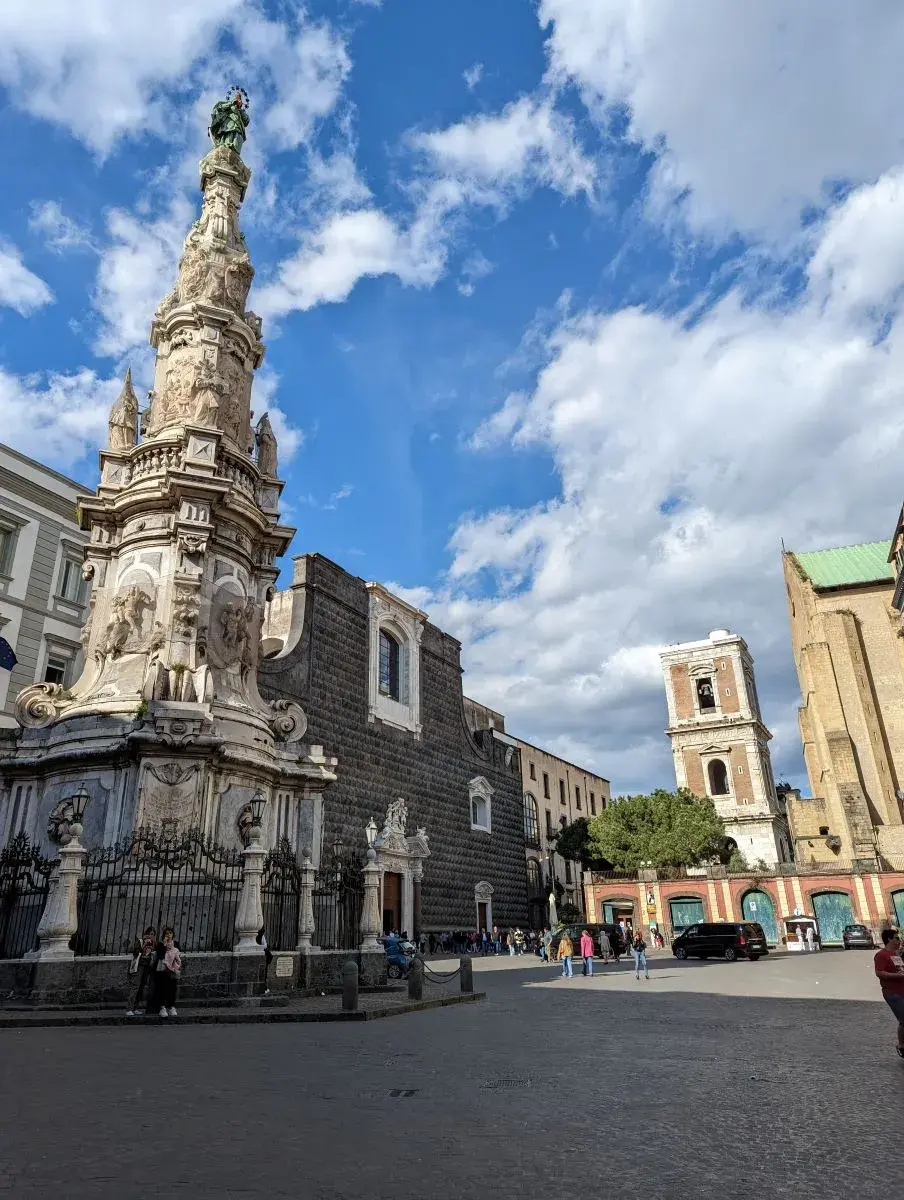 Piazza del Gesù, mitten in Napoli