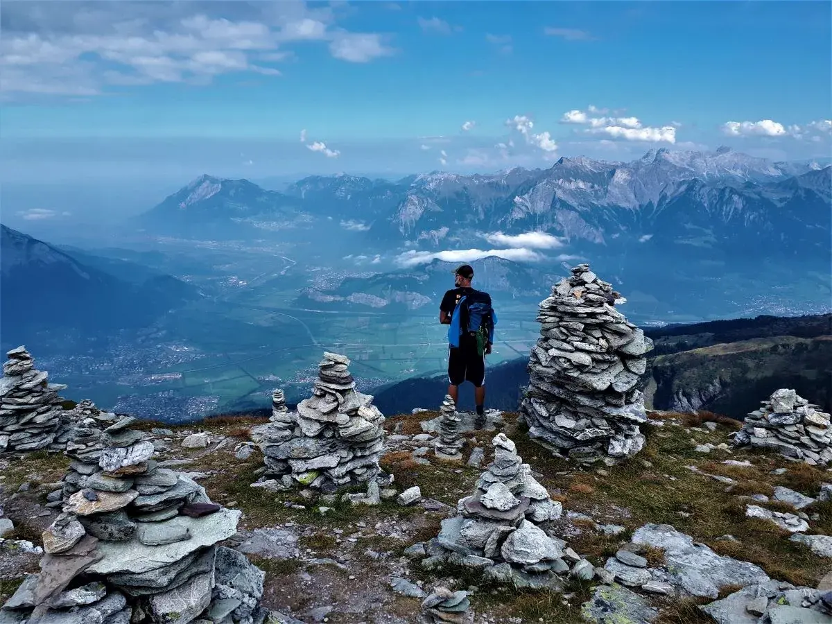 Jan blickt auf das Rheintal in Graubünden hinunter