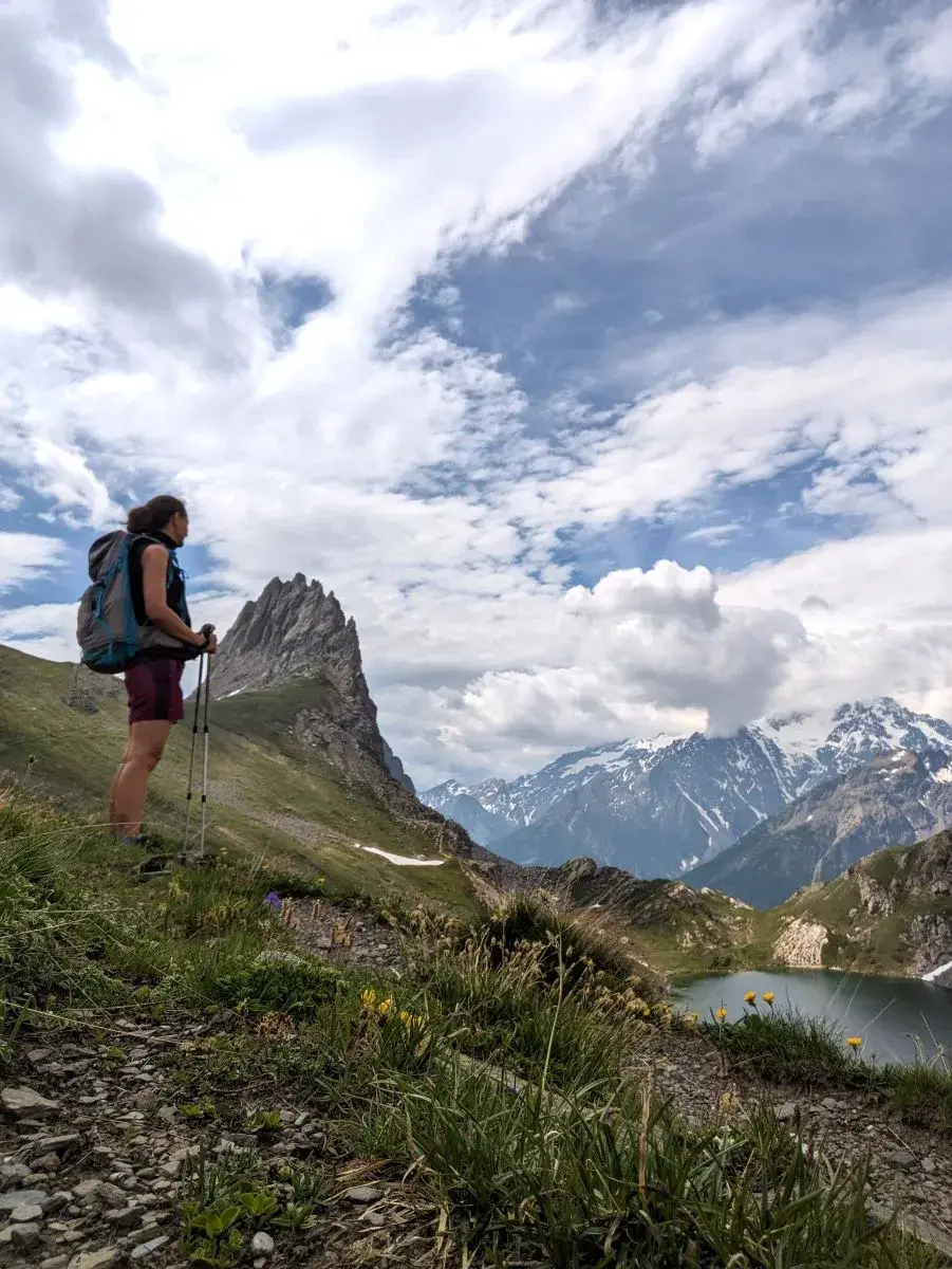 Linda blickt nach unten auf den Grand Lac