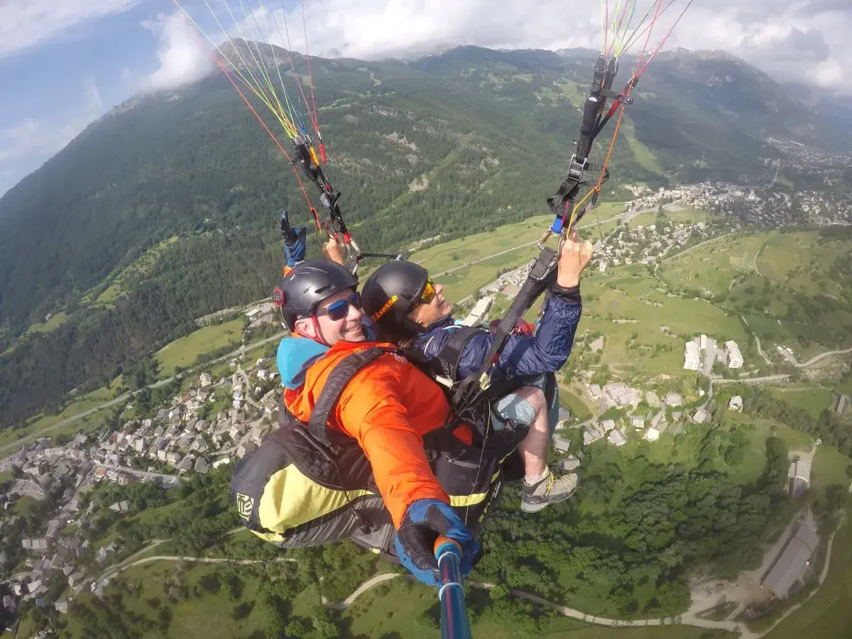 Linda und Hugo beim Gleitschirmfliegen über Briancon